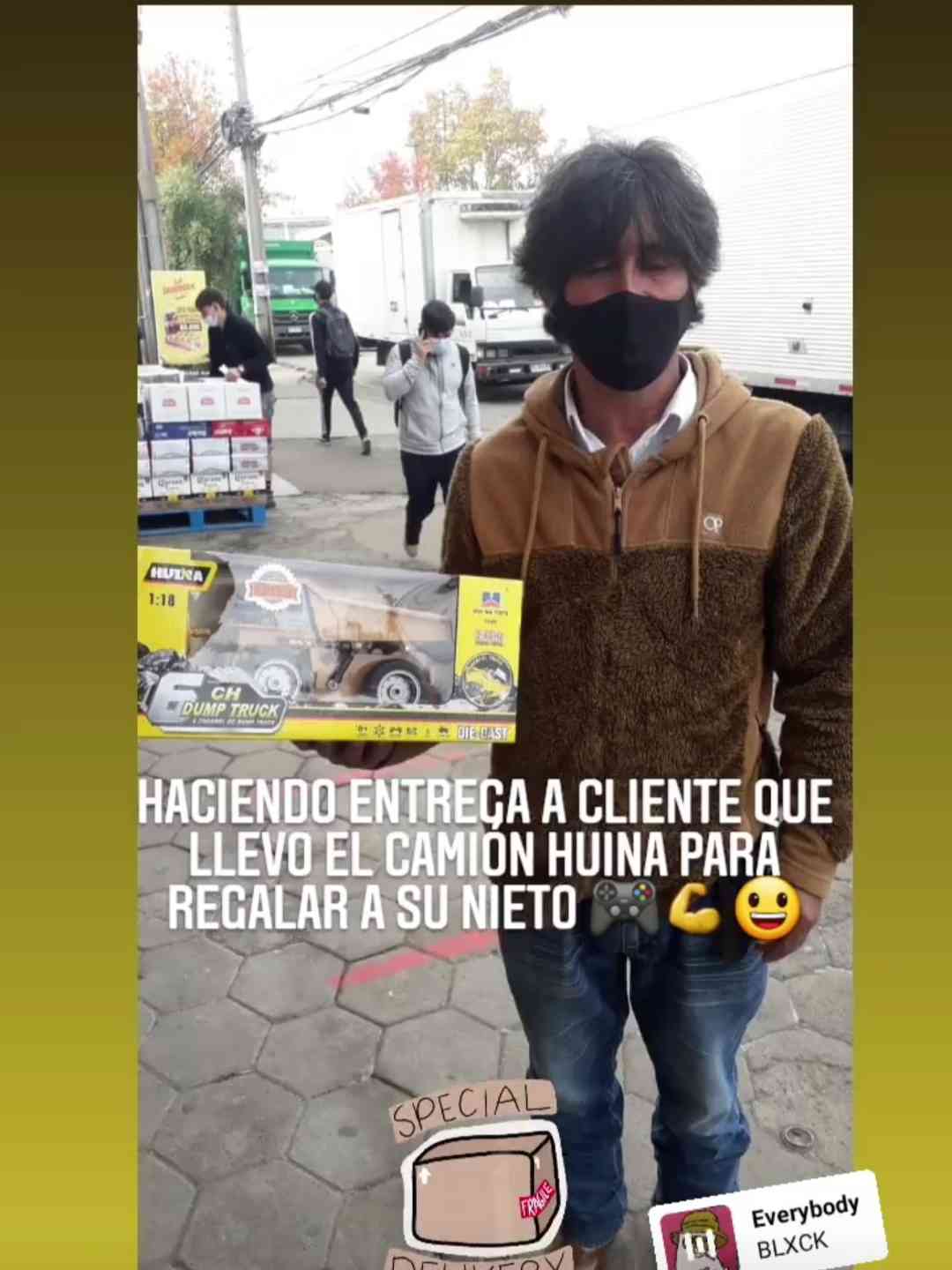 Cliente con su Regalo para su Nieto.